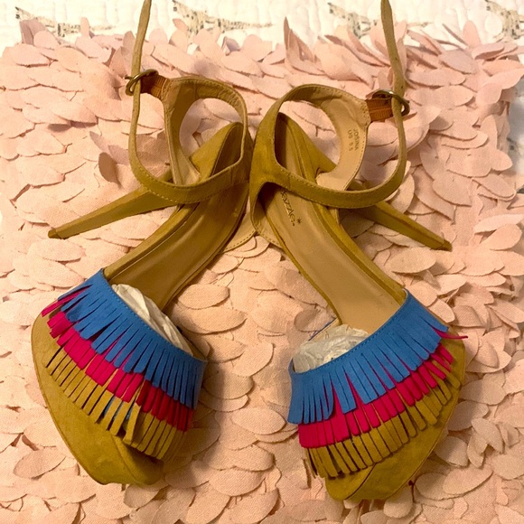 These Summer beauties are on sale for the right person. 4 1/2 to 5in heels! - Picture 1 of 4